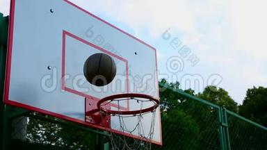 在街上打篮球，训练在篮子里打篮球。 运动、训练的概念